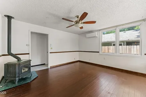1711 SW J Street Grants Pass OR 97526