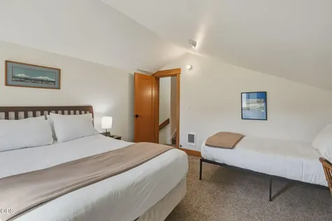 12900 Hawks Beard Black Butte Ranch OR 97759