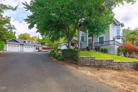 921 NE Beacon Drive Grants Pass OR 97526