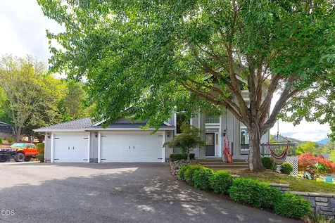 921 NE Beacon Drive Grants Pass OR 97526