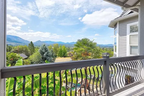 921 NE Beacon Drive Grants Pass OR 97526