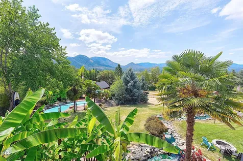921 NE Beacon Drive Grants Pass OR 97526