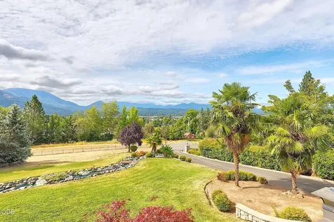 921 NE Beacon Drive Grants Pass OR 97526