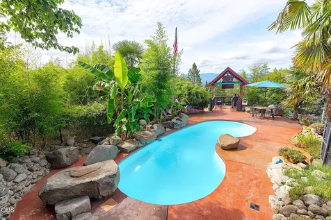 921 NE Beacon Drive Grants Pass OR 97526