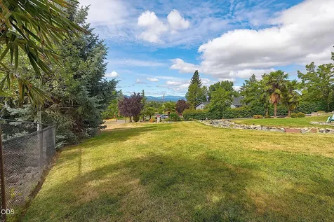 921 NE Beacon Drive Grants Pass OR 97526