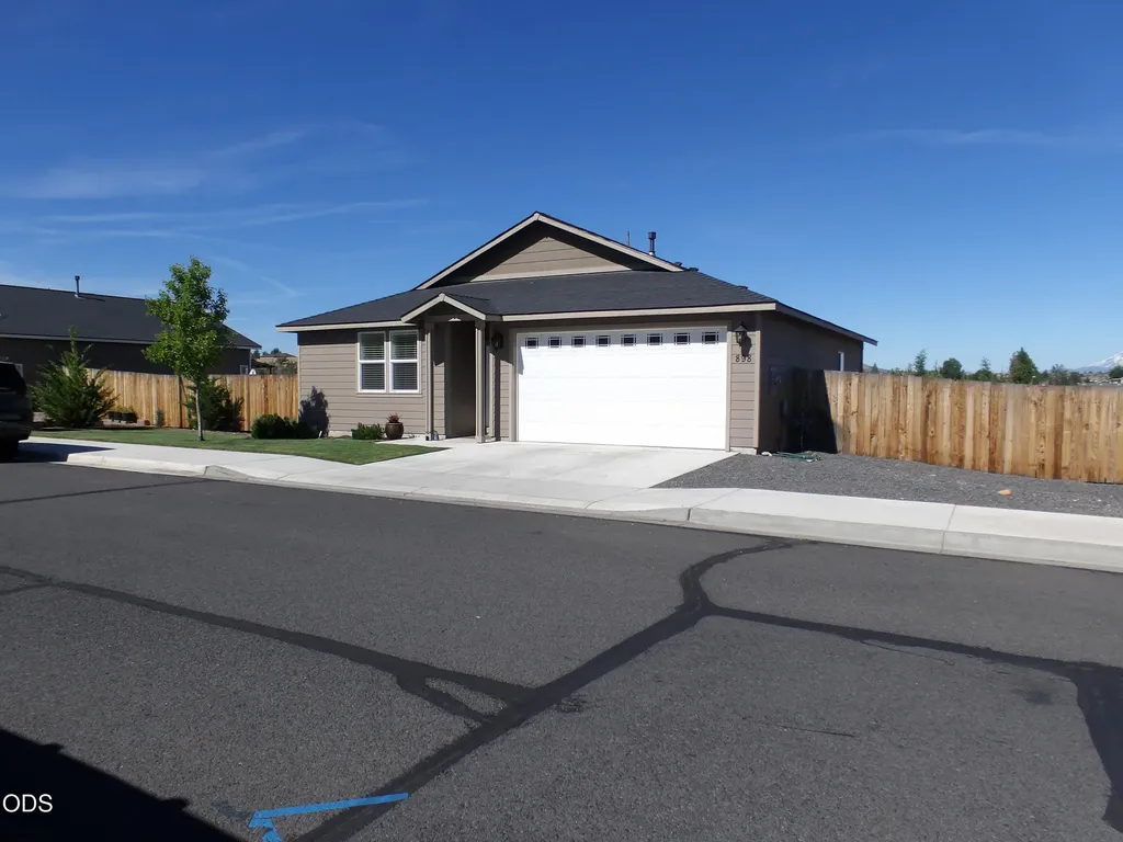 898 SE Strawberry Lane Madras OR 97741