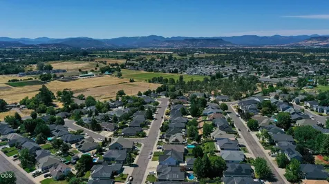 499 Ridgeway Avenue Central Point OR 97502