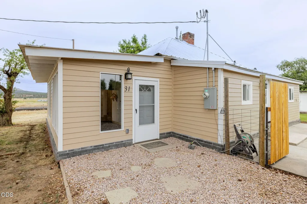 31 3rd Street Metolius OR 97741
