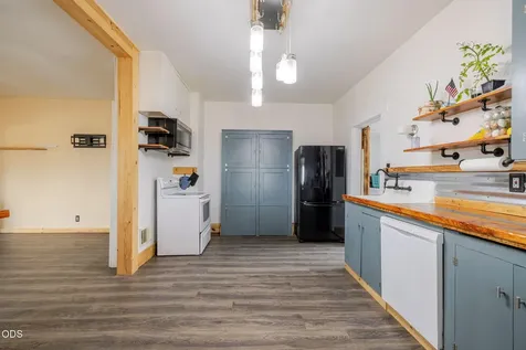 31 3rd Street Metolius OR 97741