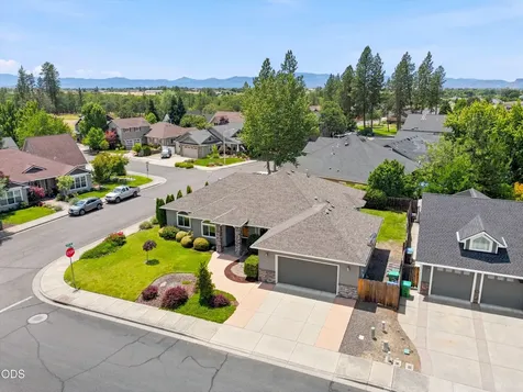 88 Pineridge Lane Eagle Point OR 97524