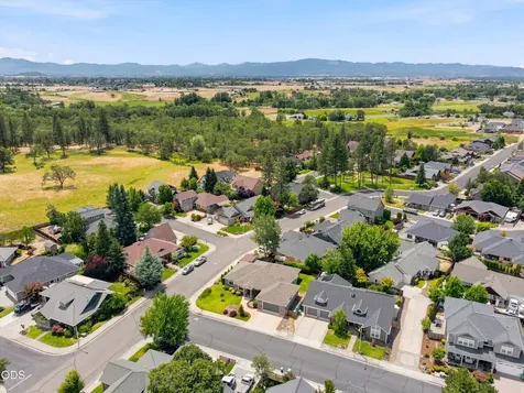 88 Pineridge Lane Eagle Point OR 97524