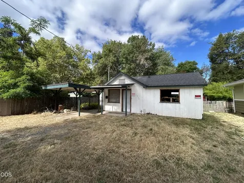 1024 NW Hawthorne Avenue Grants Pass OR 97526