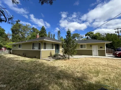 1024 NW Hawthorne Avenue Grants Pass OR 97526