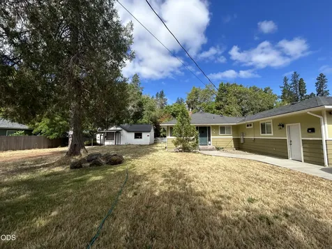 1024 NW Hawthorne Avenue Grants Pass OR 97526