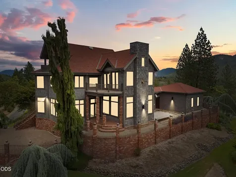 928 W Woodside Street Grants Pass OR 97527