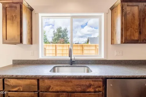 2716 Denton Trail Grants Pass OR 97527