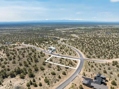 SW Seven Peaks Lp Powell Butte OR 97753