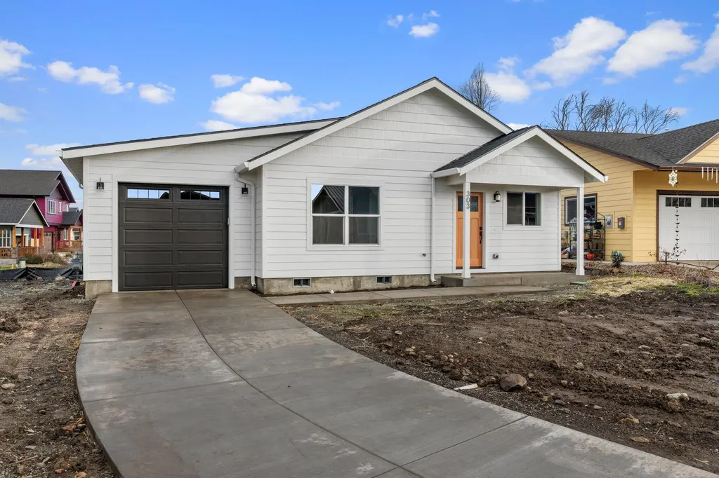 426 Rogue River Parkway Talent OR 97540