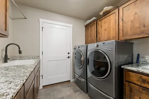 2033 SW Mercury Lane Grants Pass OR 97526