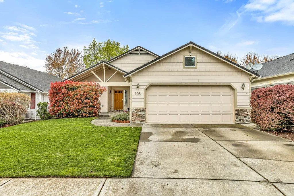 908 Village Circle Medford OR 97504