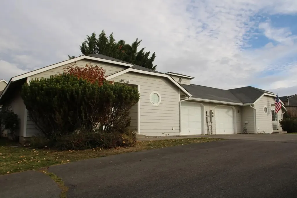 5548 5550 Glenridge Way Klamath Falls OR 97603