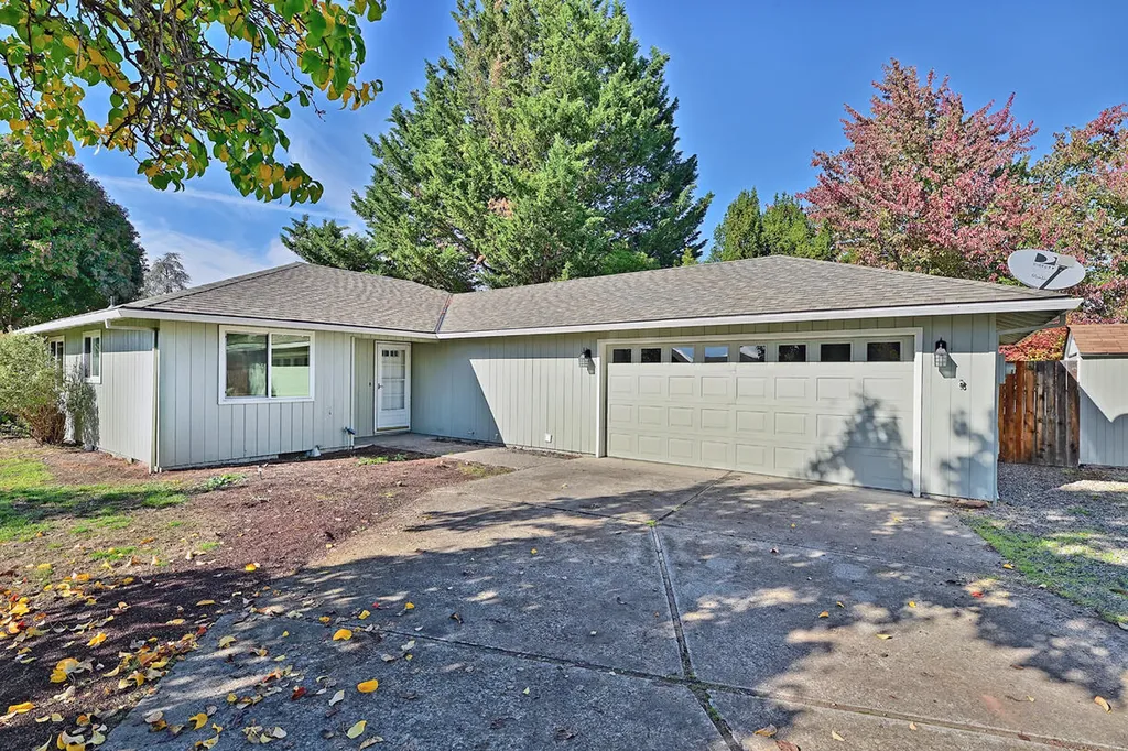 2406 Pinebrook Circle Medford OR 97504