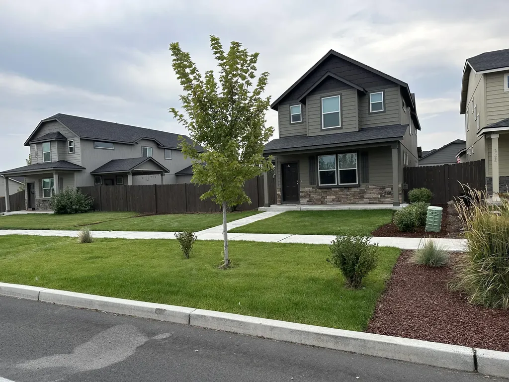 2514 NW Hemlock Avenue Redmond OR 97756