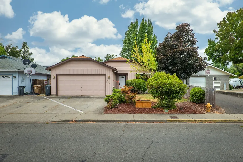 2165 SW Bridge Street Grants Pass OR 97526