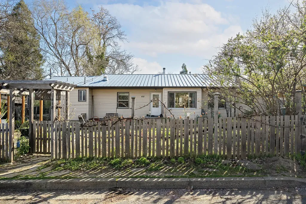 418 Lit Way Ashland OR 97520