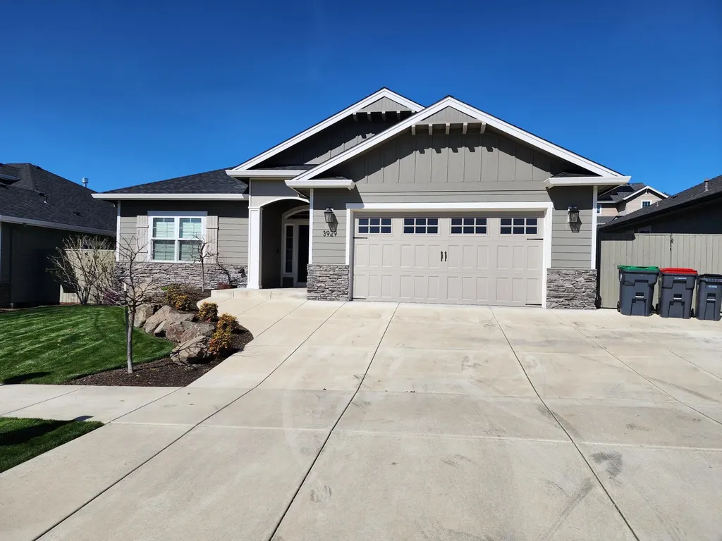 3929 Sunleaf Avenue Medford OR 97504