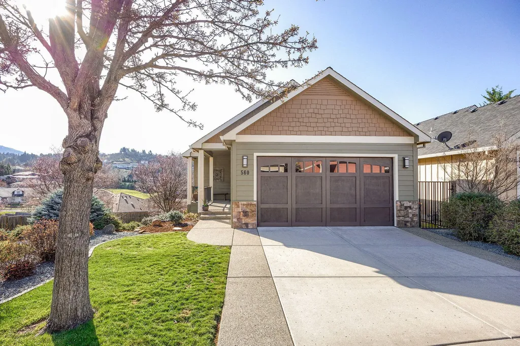 560 Pointe View Court Medford OR 97504