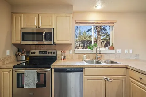 3098 NW Kelly Hill Court Bend OR 97703