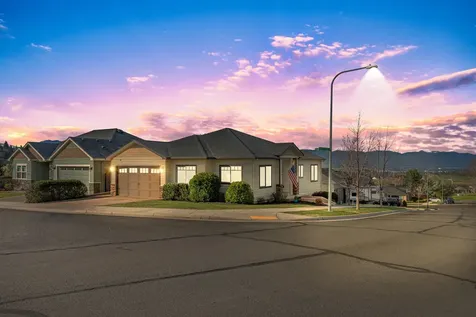 4310 Navarro Springs Avenue Medford OR 97504