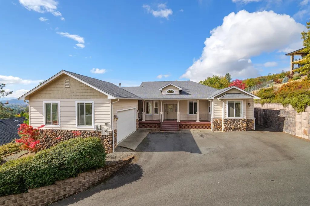 142 NW Native Run Loop Grants Pass OR 97526