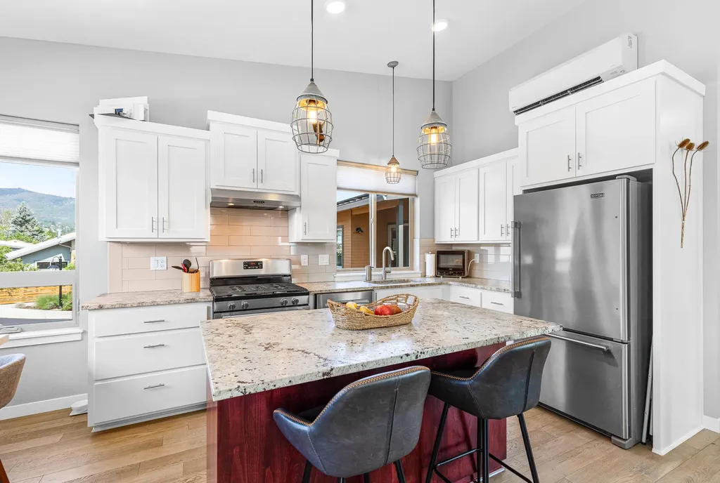 86 Almeda Drive Ashland OR 97520