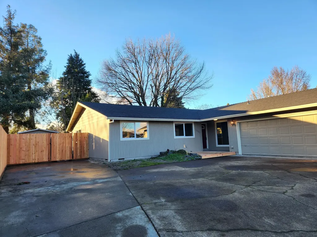 1237 Ruskin Drive Medford OR 97504