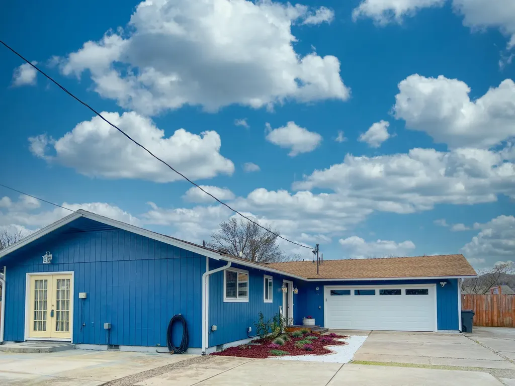2574 Crater Lake Avenue Medford OR 97504