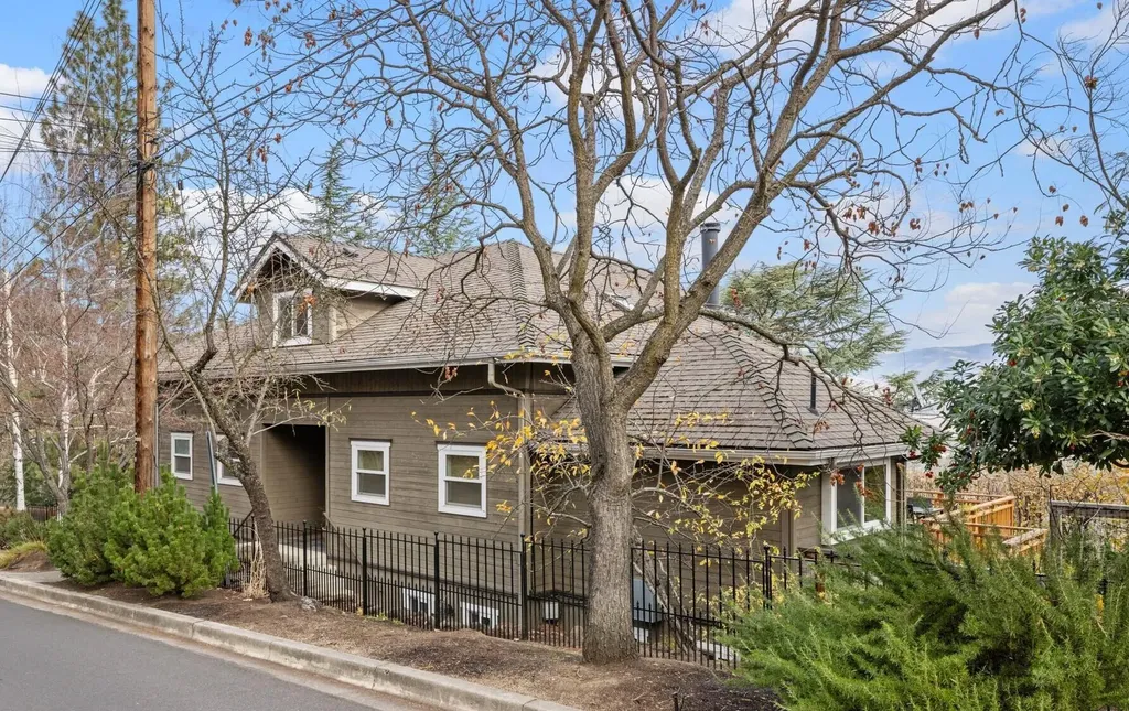 18 Hillcrest Street Ashland OR 97520