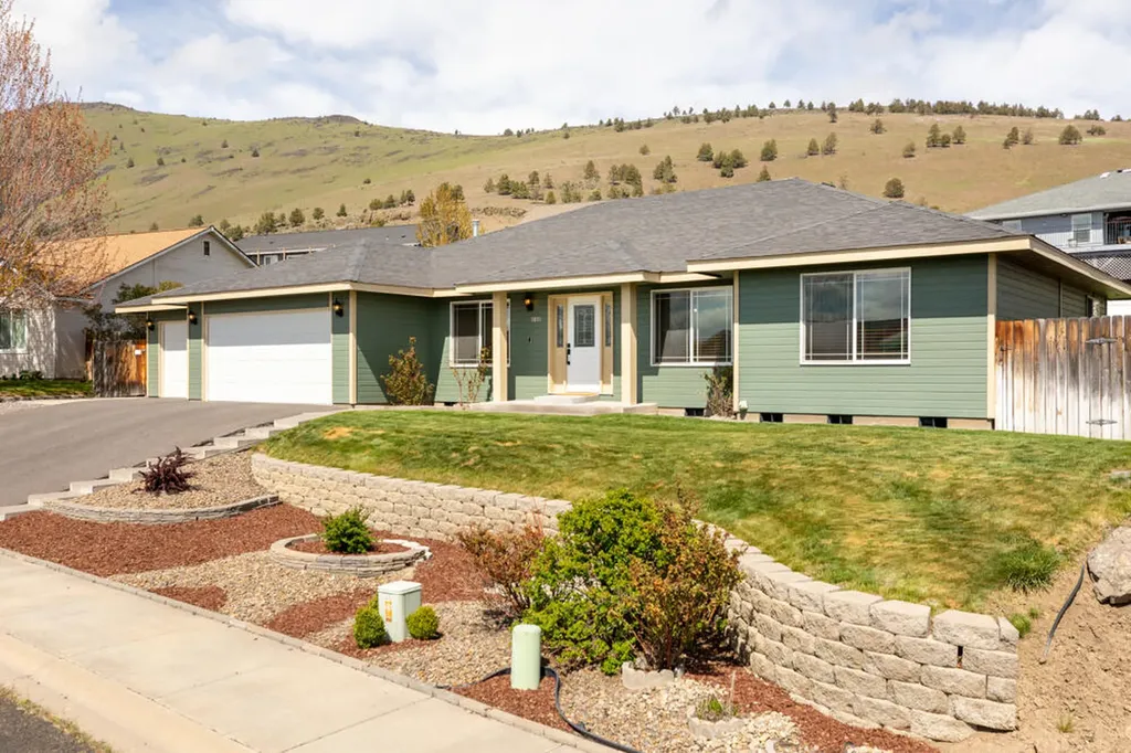 5851 N Hills Drive Klamath Falls OR 97603