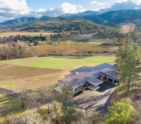 2918 W Griffin Creek Road Medford OR 97501