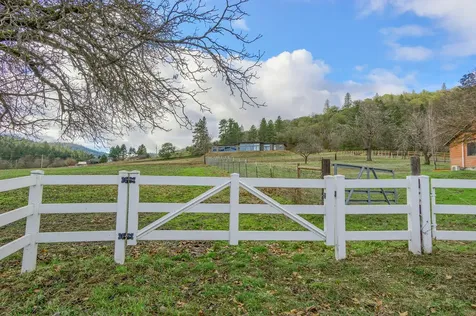 2918 W Griffin Creek Road Medford OR 97501
