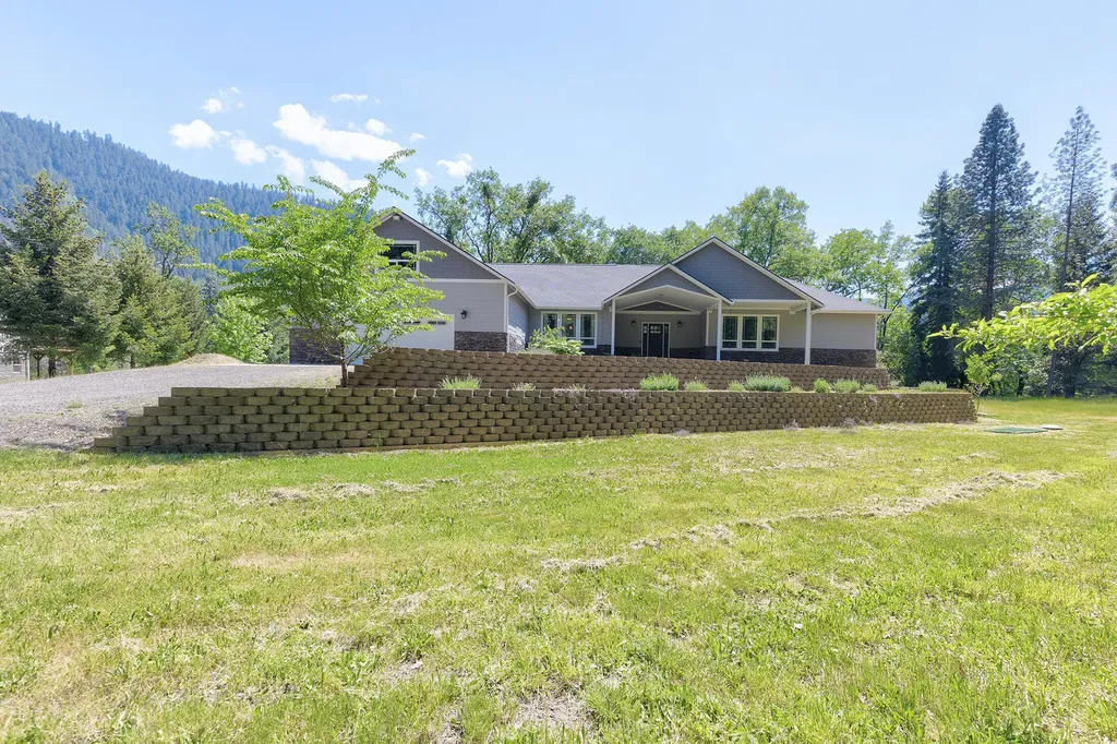123 Rogue Boulevard Grants Pass OR 97526