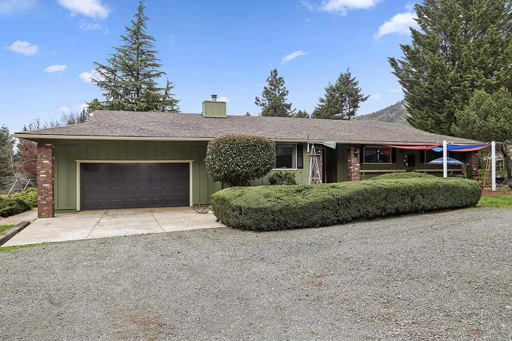 380 Summit Loop Grants Pass OR 97527