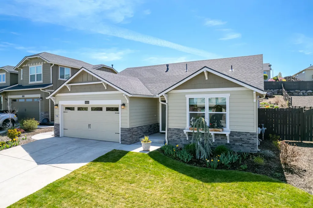 4448 SW Salmon Avenue Redmond OR 97756