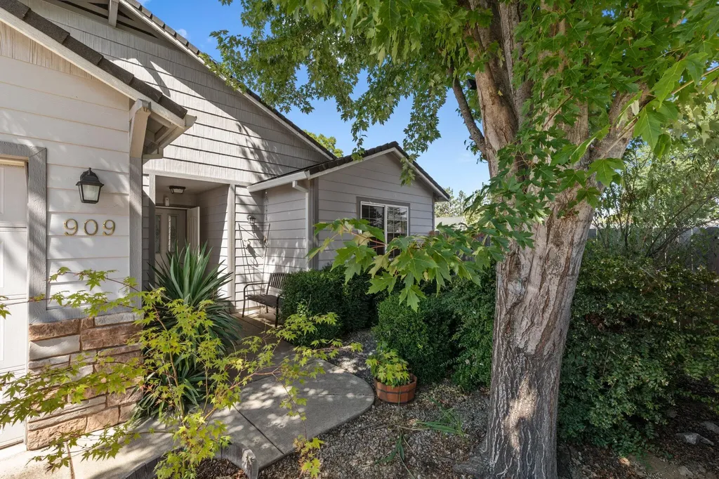 909 Colinwood Lane Medford OR 97501