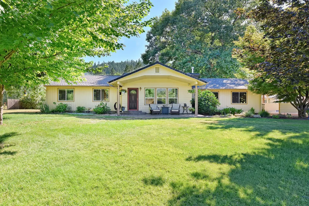2589 E Evans Creek Road Rogue River OR 97537