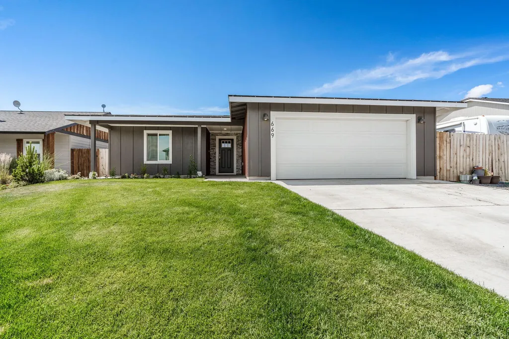 669 NE Begonia Street Madras OR 97741