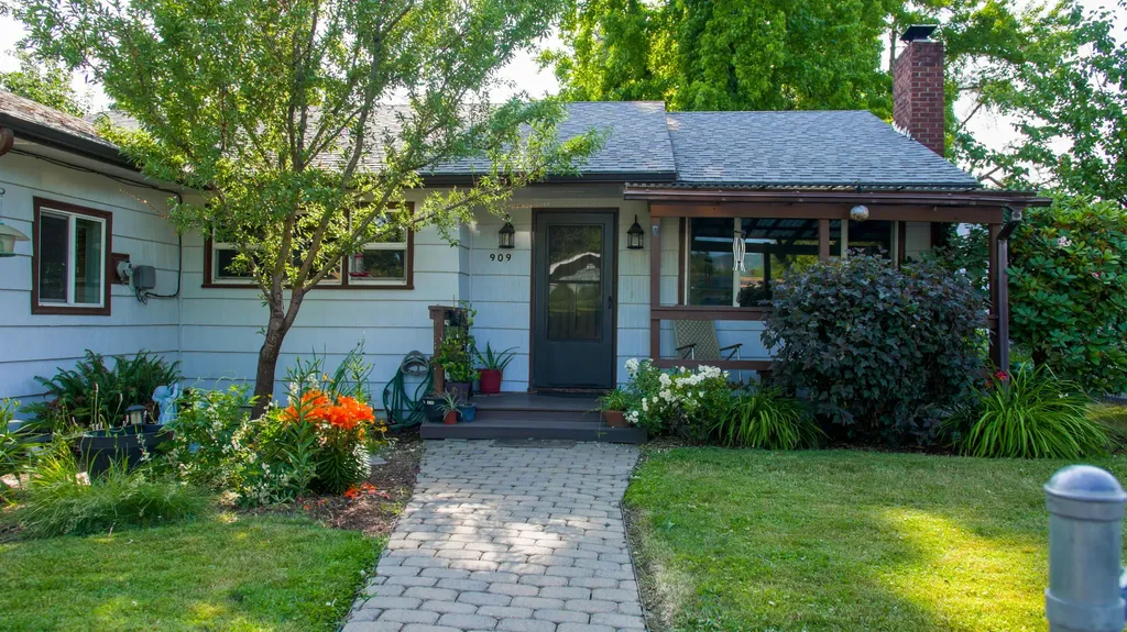 909 SE N Street Grants Pass OR 97526