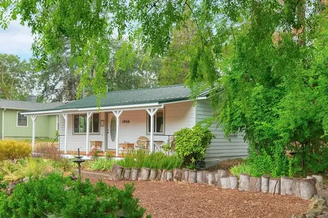 1966 SE Portola Drive Grants Pass OR 97526