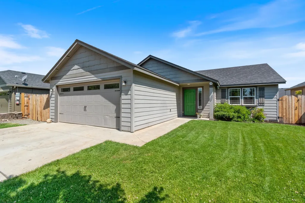 3153 SW Evergreen Avenue Redmond OR 97756